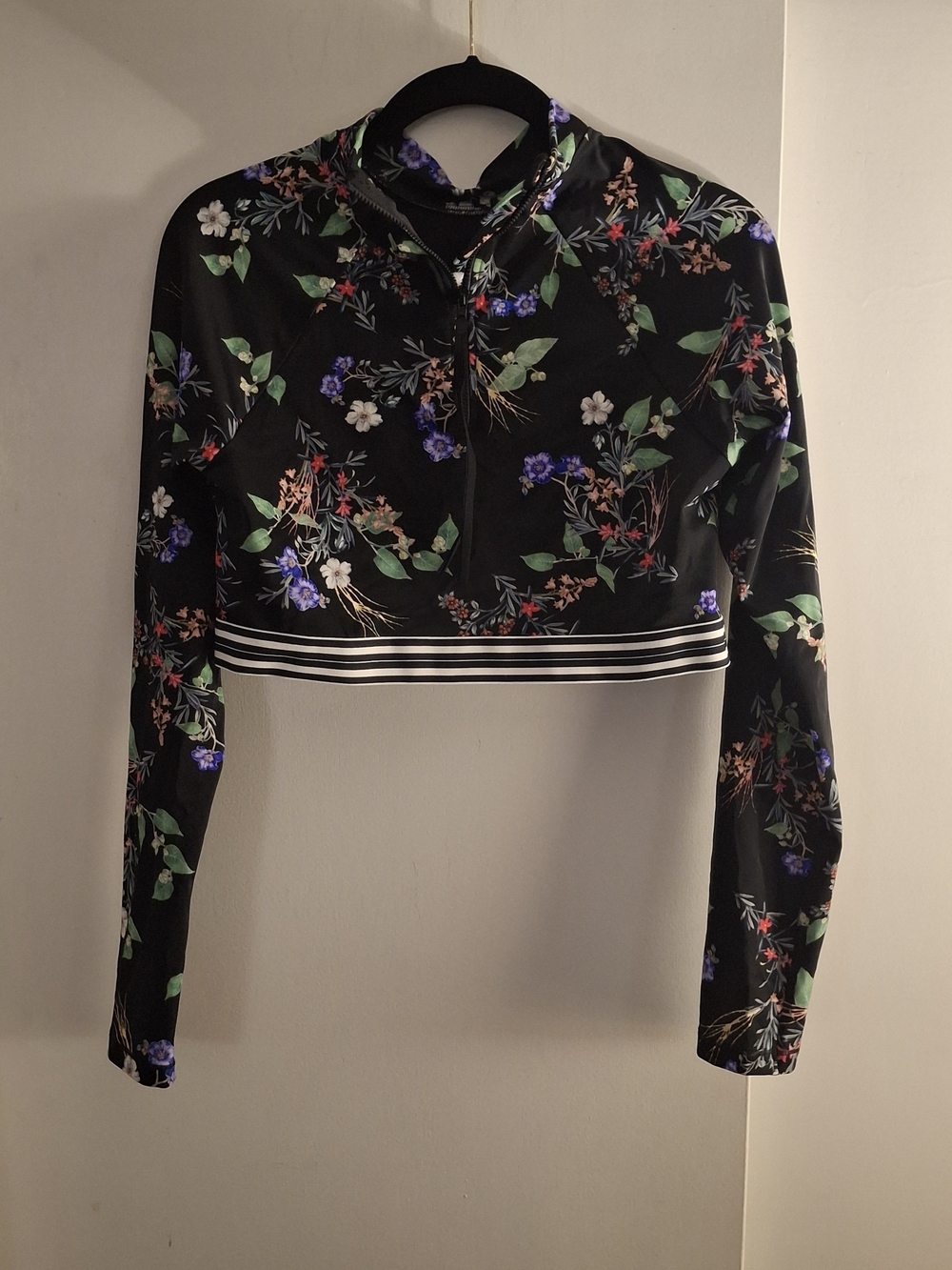 Floral Cropped Long-Sleeve Top - Black
